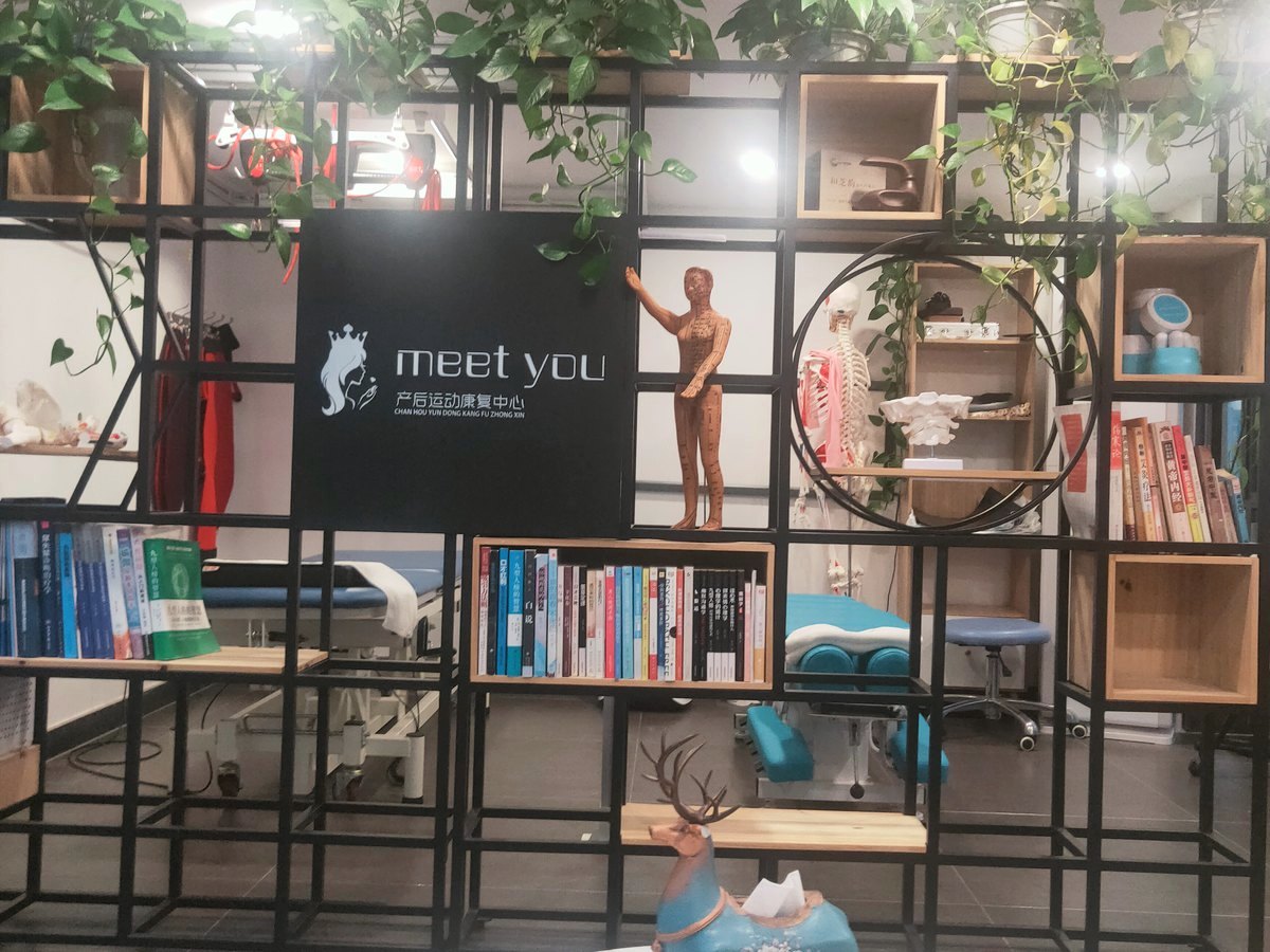 MEETYOU 品牌书吧陈列区